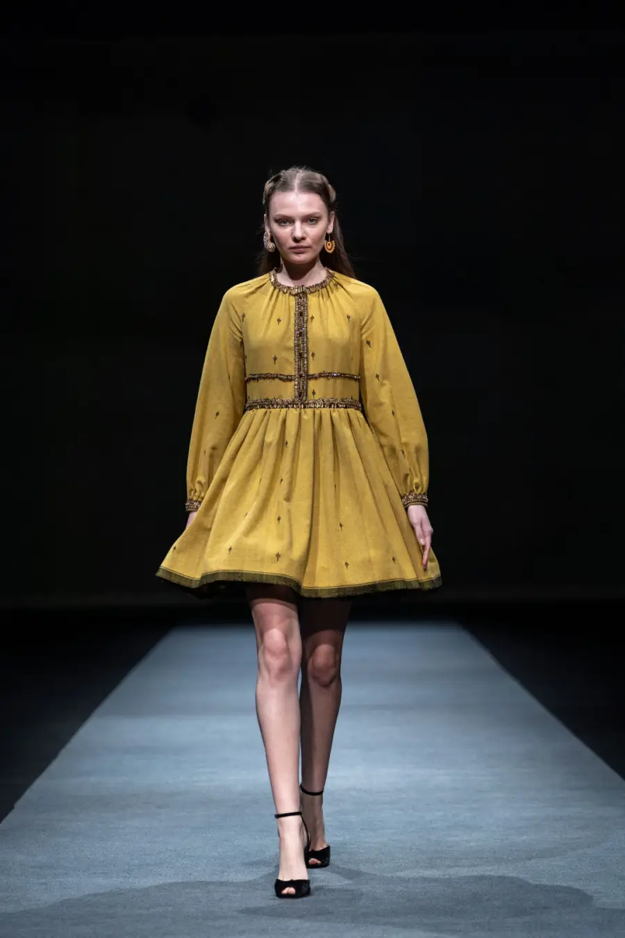 دختری با لباس زرد اطلس بافی